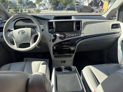 Used 2014 Toyota Sienna LE FWD image 23