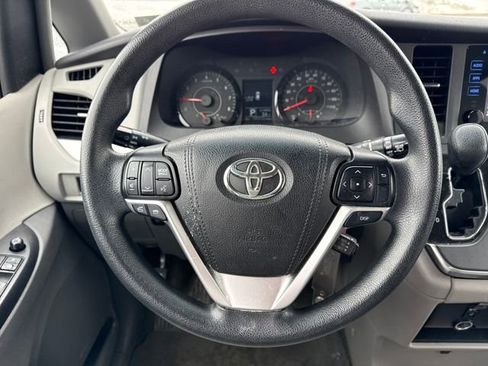 Used 2015 Toyota Sienna LE image 18