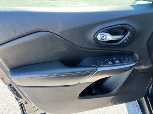 Used 2020 Jeep Cherokee Limited image 24