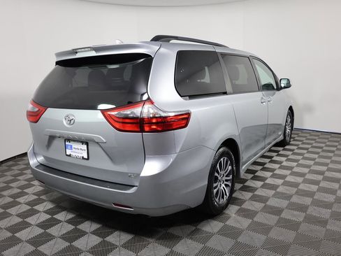 Used 2020 Toyota Sienna XLE image 5