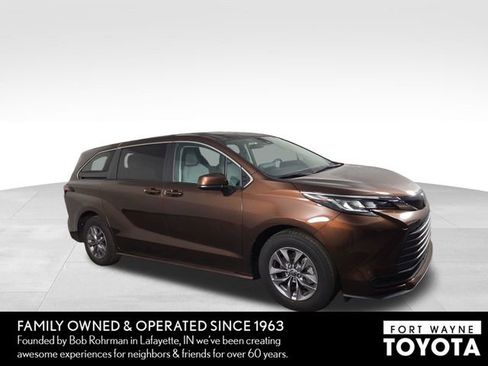 Used 2023 Toyota Sienna LE image 5