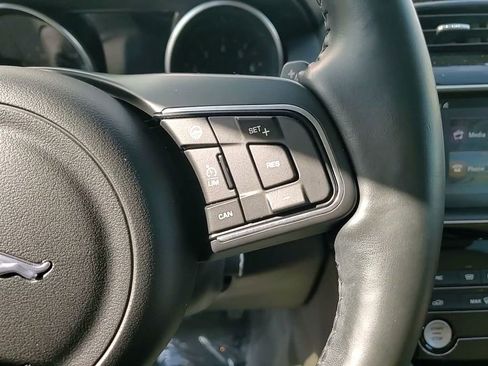 Used 2017 Jaguar F-PACE Prestige image 8