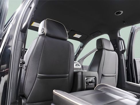 Used 2022 GMC Yukon XL SLT w/ SLT Luxury Package image 29