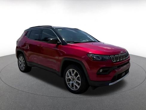 Used 2025 Jeep Compass Limited AWD/4WD image 2