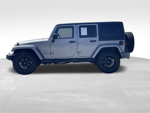 Used 2018 Jeep Wrangler Unlimited Sahara AWD/4WD image 7