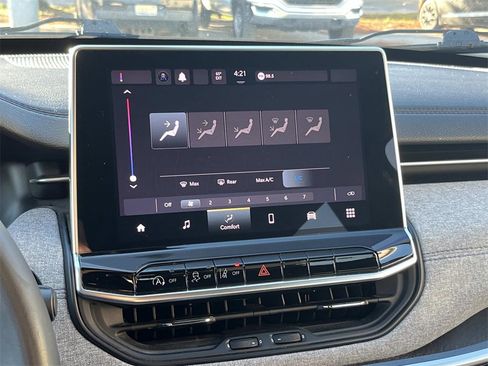 Used 2024 Jeep Compass Latitude image 13