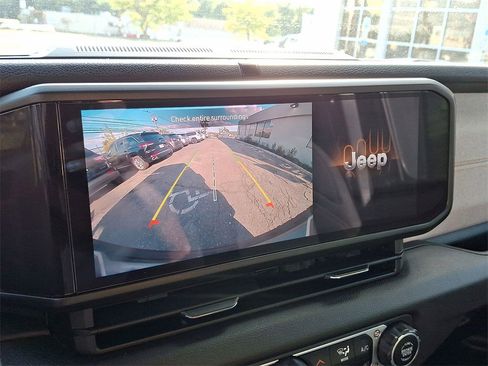 Used 2024 Jeep Wrangler Unlimited w/ Convenience Group image 15