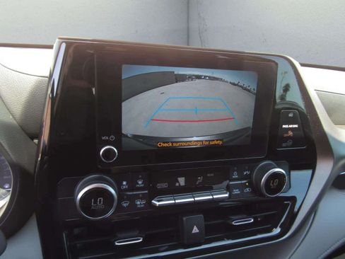 Used 2023 Toyota Highlander LE FWD image 19