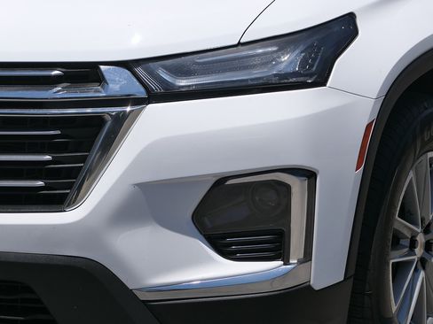Used 2023 Chevrolet Traverse LT FWD image 9