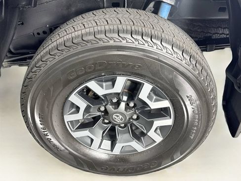 Used 2022 Toyota Tacoma TRD Off-Road w/ Technology Package AWD/4WD image 32