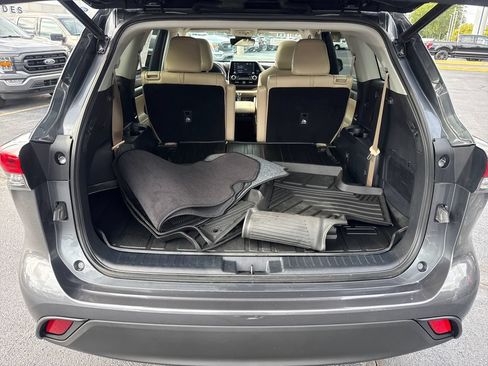 Used 2020 Toyota Highlander XLE AWD/4WD image 13