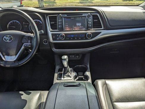 Used 2019 Toyota Highlander XLE image 16