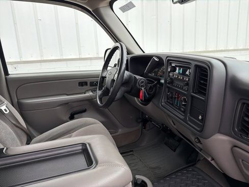 Used 2005 Chevrolet Avalanche LS image 29