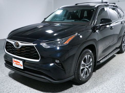 Used 2024 Toyota Highlander XLE FWD image 35