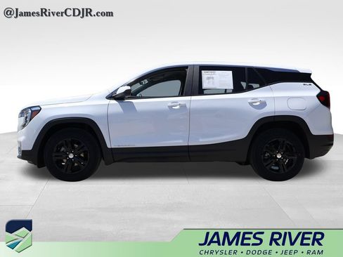 Used 2024 GMC Terrain SLE FWD image 2