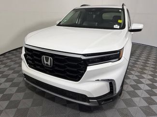 Used 2025 Honda Pilot Touring video 2