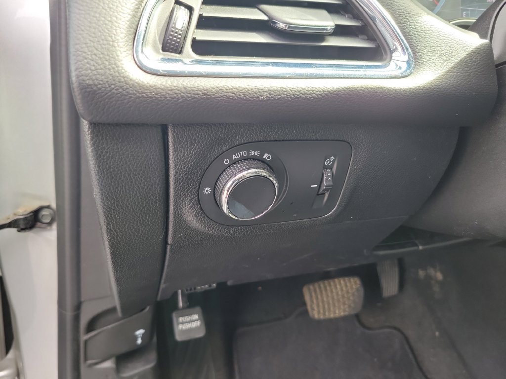 Used 2018 Chevrolet Cruze Premier FWD image 24
