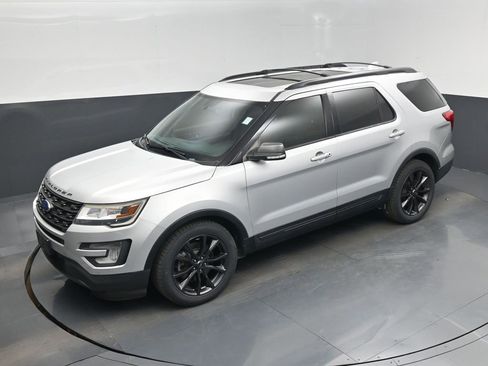 Used 2017 Ford Explorer XLT w/ Equipment Group 202A image 40