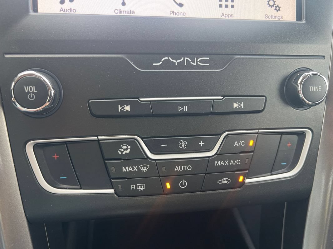 Used 2019 Ford Fusion SE FWD image 19