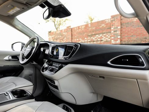 Used 2019 Chrysler Pacifica Limited w/ Advanced Safetytec Group image 12