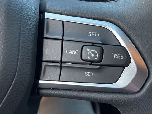 Used 2025 Jeep Compass Latitude image 13