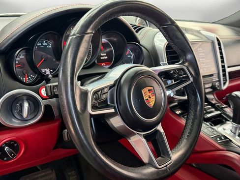 Used 2018 Porsche Cayenne Platinum Edition w/ Premium Package image 18