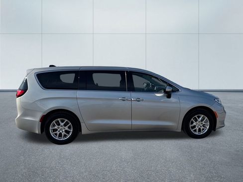 Certified 2023 Chrysler Pacifica Touring-L image 8