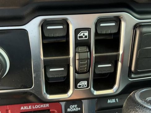 Used 2025 Jeep Gladiator Mojave w/ Convenience Group AWD/4WD image 22