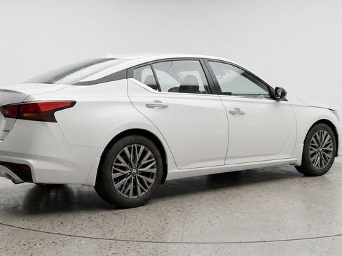 Used 2025 Nissan Altima 2.5 SV FWD image 9