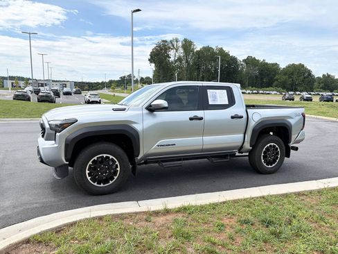 Used 2025 Toyota Tacoma TRD Off-Road AWD/4WD image 4