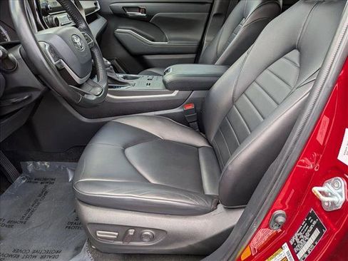 Used 2023 Toyota Highlander XLE FWD image 15