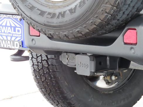 Used 2021 Jeep Wrangler Unlimited Sahara w/ Dual Top Group AWD/4WD image 12