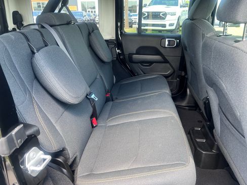 Used 2025 Jeep Wrangler Sahara image 13