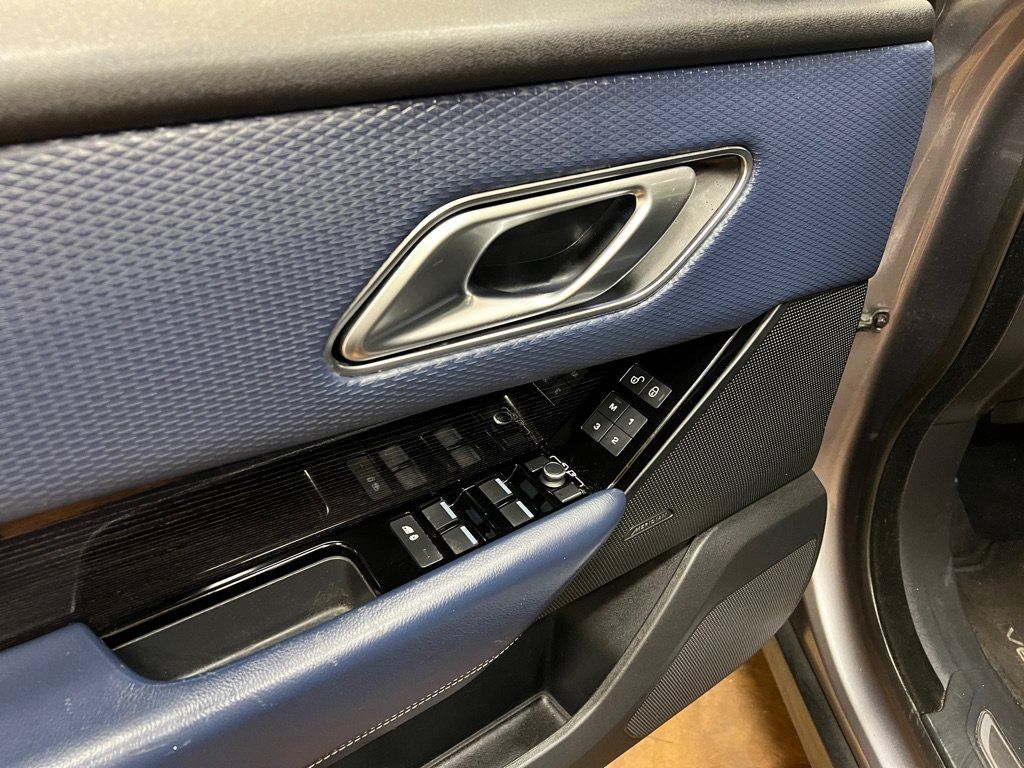 Used 2020 Land Rover Range Rover Velar R-Dynamic S AWD/4WD image 28