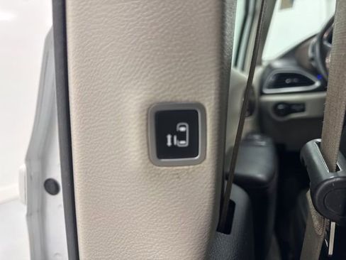 Used 2019 Chrysler Pacifica Touring-L image 23