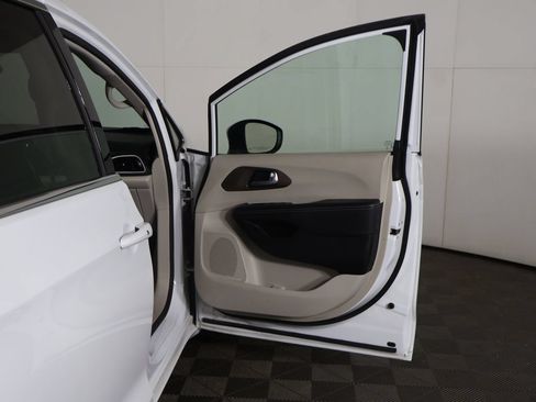 Used 2023 Chrysler Voyager LX FWD image 17