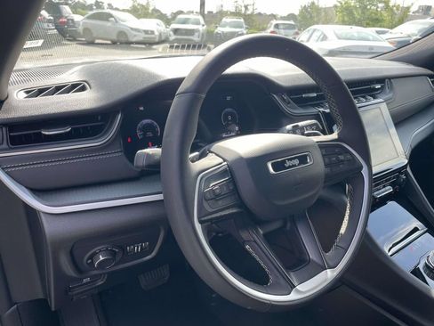 Used 2025 Jeep Grand Cherokee Altitude AWD/4WD image 18