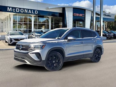 Used 2022 Volkswagen Taos SE w/ Panoramic Sunroof Package