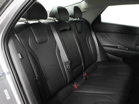 Certified 2025 Hyundai Elantra Limited image 34