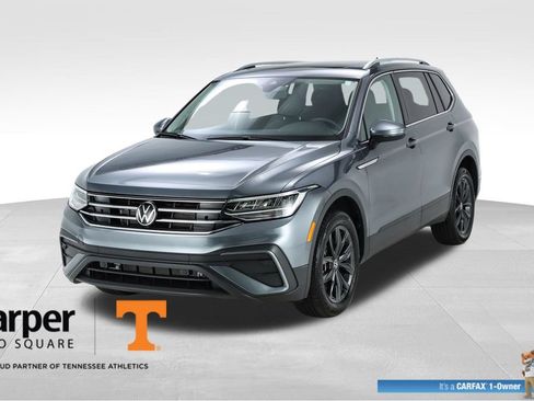 Used 2024 Volkswagen Tiguan SE w/ Panoramic Sunroof Package FWD image 1