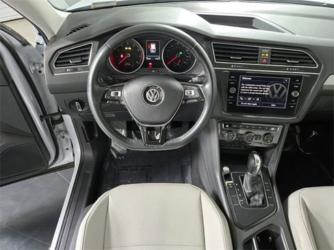 Used 2018 Volkswagen Tiguan SE w/ Panoramic Sunroof Package image 17