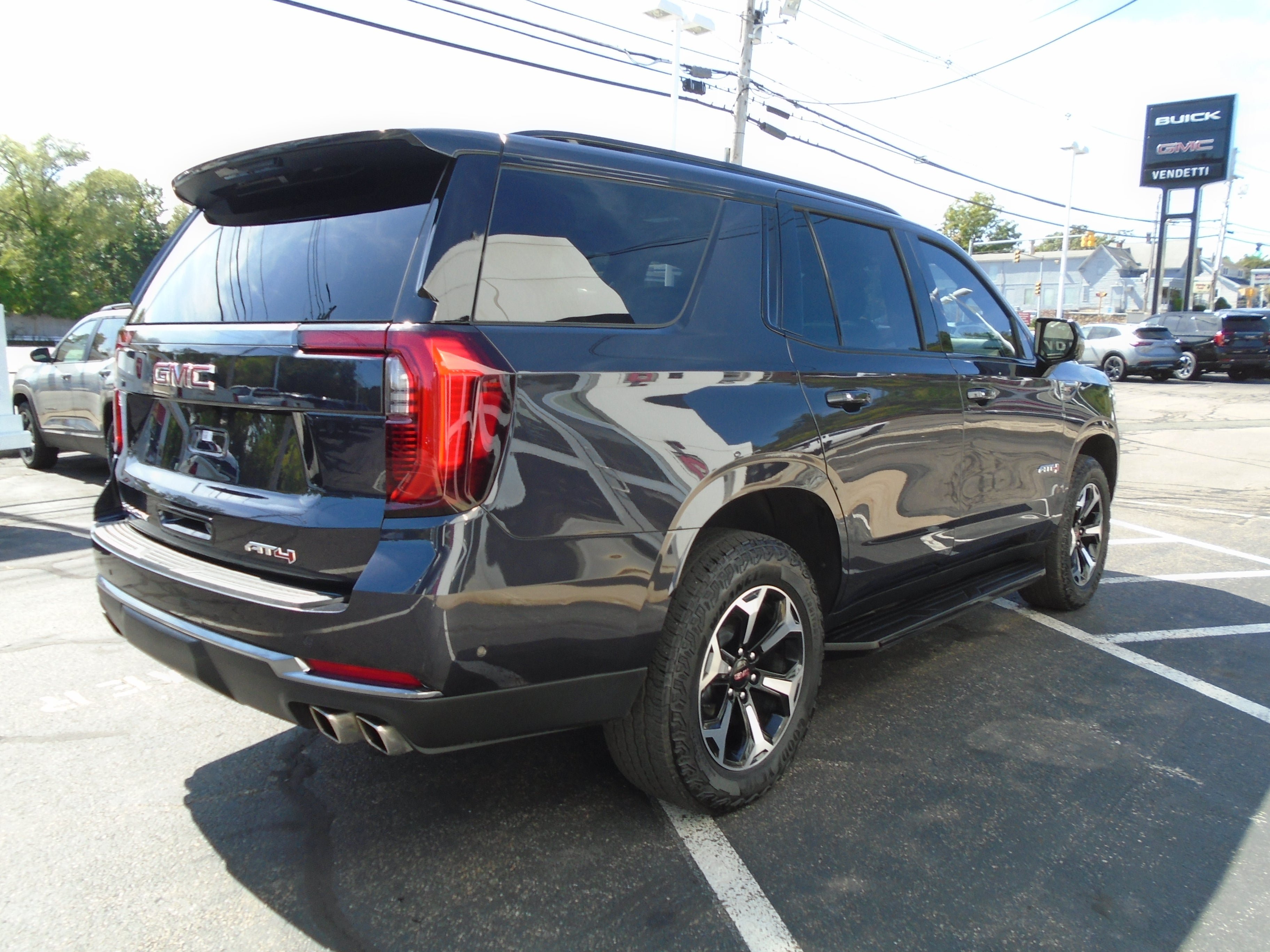 Used 2025 GMC Yukon AT4 AWD/4WD image 6