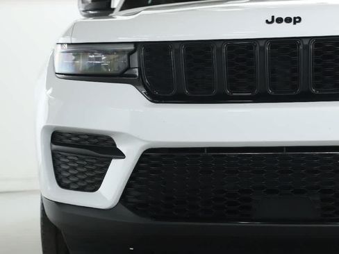 Used 2023 Jeep Grand Cherokee Altitude AWD/4WD image 6