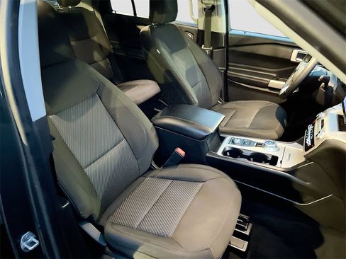 Used 2022 Ford Explorer XLT image 29