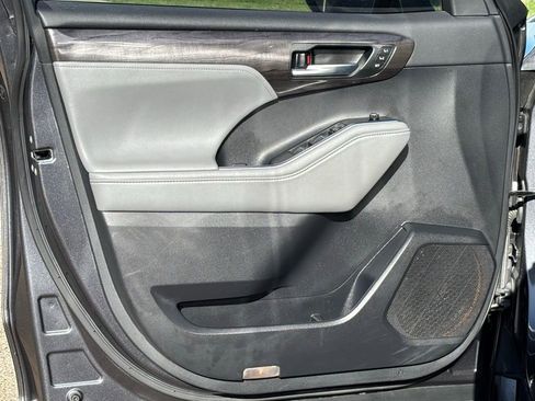 Used 2021 Toyota Highlander Limited image 29