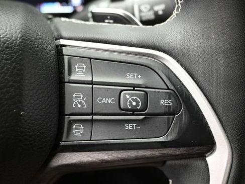 Used 2023 Jeep Grand Cherokee Limited w/ Black Appearance Package AWD/4WD image 31
