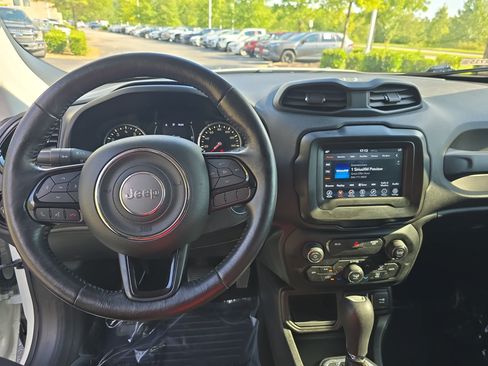 Used 2018 Jeep Renegade Altitude w/ Cold Weather Group FWD image 15