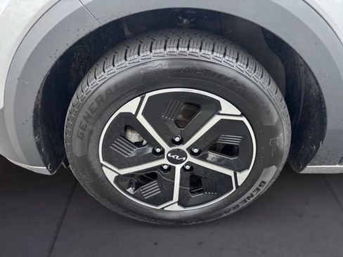 Certified 2023 Kia Niro EX FWD image 9