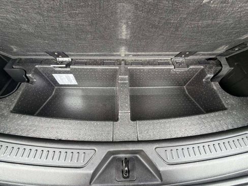 Used 2021 GMC Acadia SLT w/ Technology Package AWD/4WD image 8