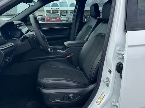 New 2026 Jeep Grand Cherokee Altitude AWD/4WD image 11